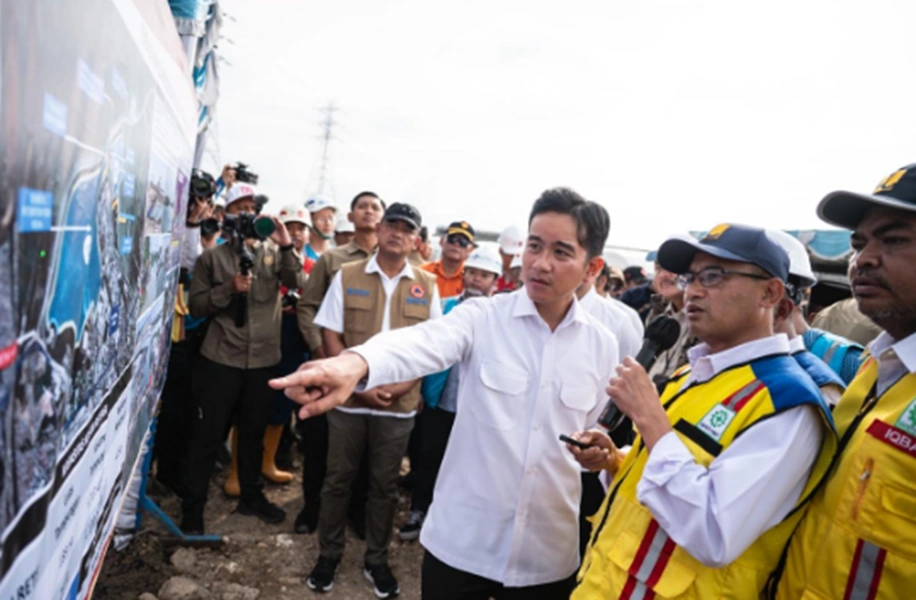 Gibran menyampaikan pesan Presiden Prabowo pada warga korban banjir di Agam, Sumatera Barat,